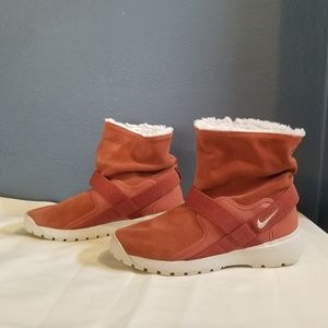 Nike Golkana Winter Boots Dusty Peach Color Size 9